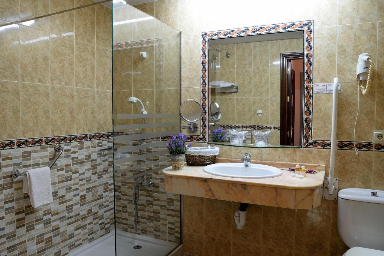 Hotel Mari Carmen Guadix Buitenkant foto