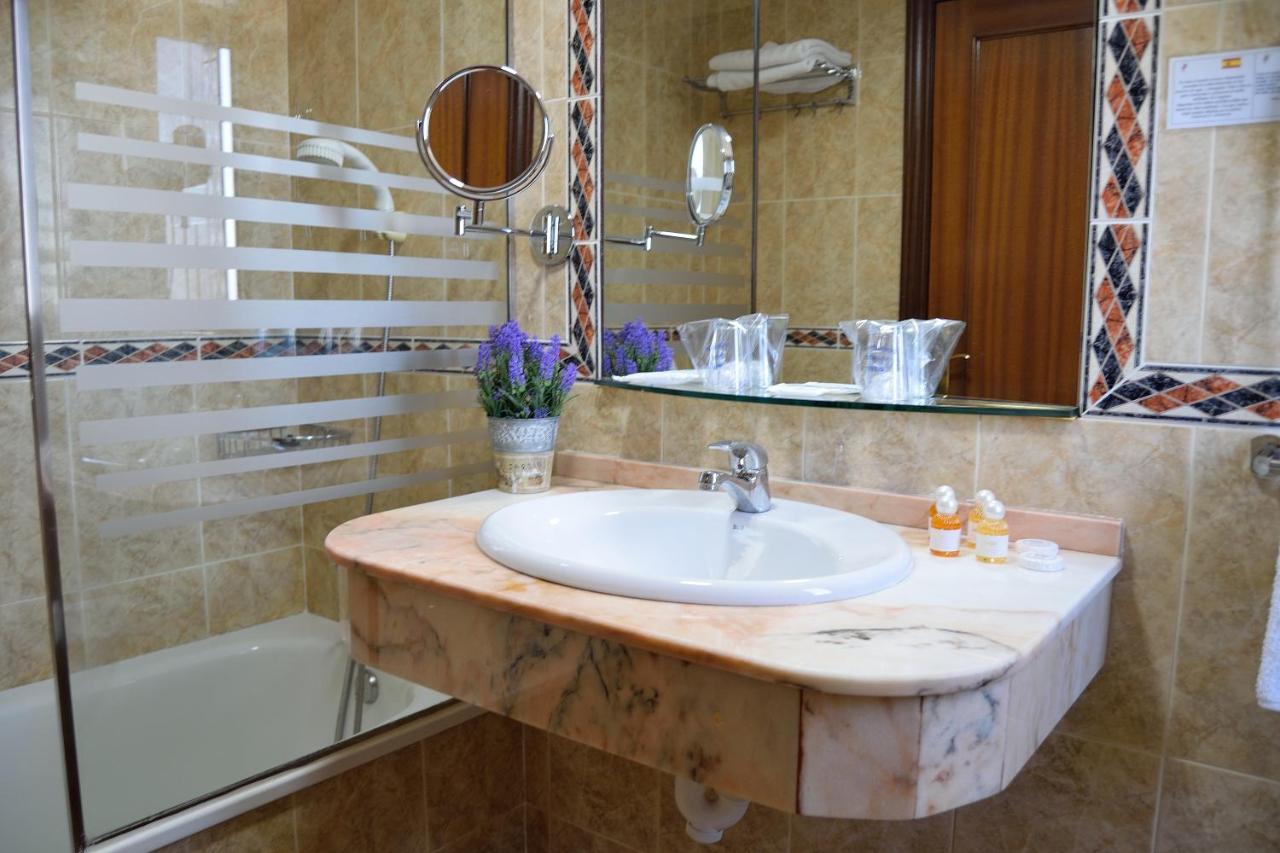 Hotel Mari Carmen Guadix Buitenkant foto
