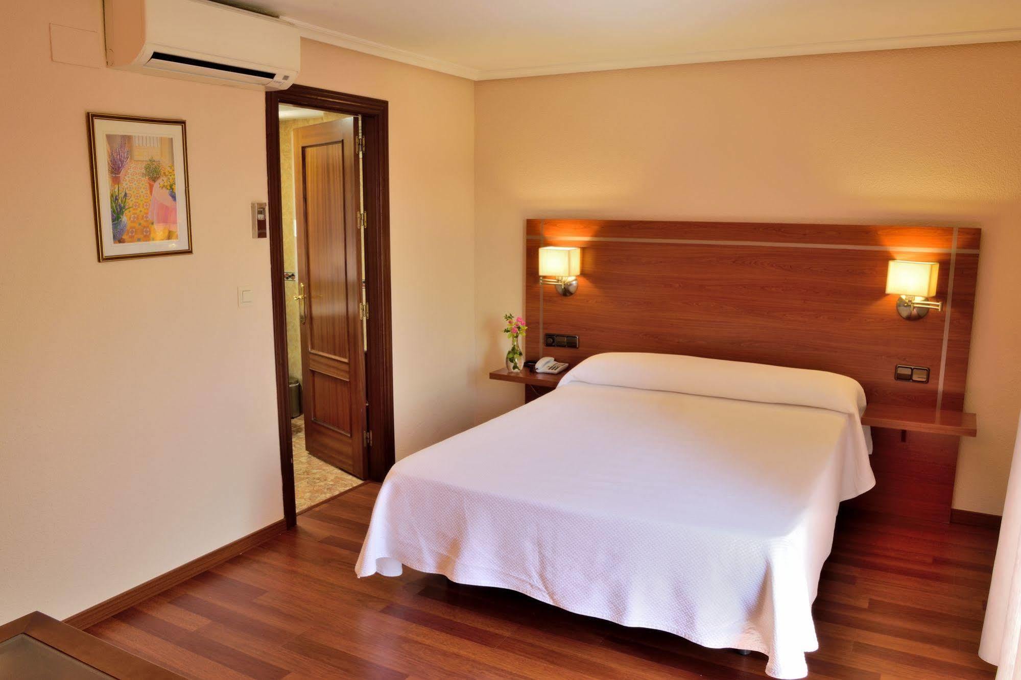 Hotel Mari Carmen Guadix Buitenkant foto